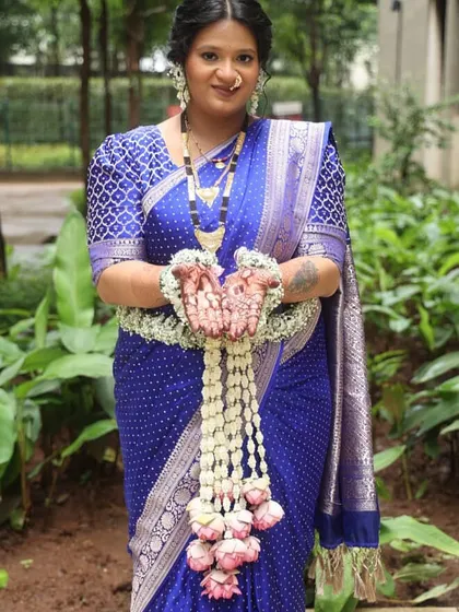 The haath phool (hand harness) in this set is designed with strings of jasmine buds and delicate lotus flowers, beautifully decorating the hands.