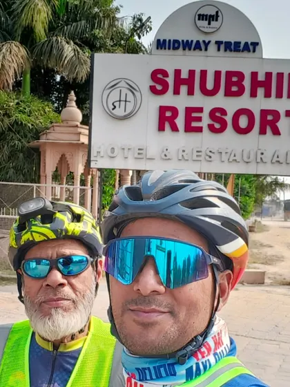 A selfie in front of a resort, one of the many landmarks passed during the multi-state 600km BRM adventure.