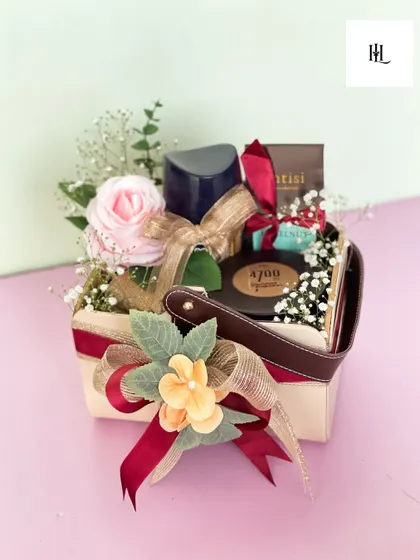 Small in size, big on joy. This mini gourmet hamper is packed with delicious treats and a single fresh rose, all in a chic leather-style basket. It’s proof that the best things come in small packages.