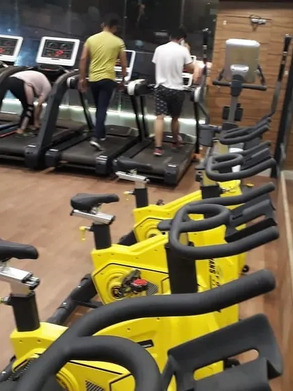 For days when you just want to plug in your headphones and run, we've got you covered. Our cardio section is equipped with plenty of modern treadmills and stationary bikes, so you never have to wait to start your workout.
