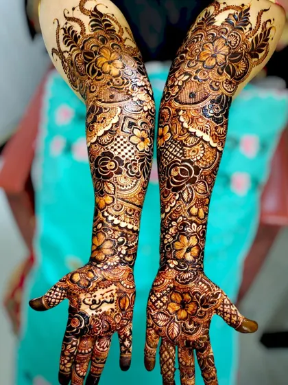 This bridal design features personalized names hidden within the intricate patterns, a special secret for the bride to cherish.