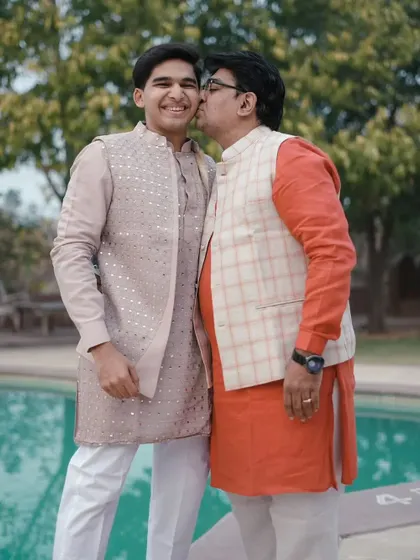 A touching moment between a father and son, captured during a destination wedding in Pushkar. We help create an atmosphere where these beautiful family bonds can shine.