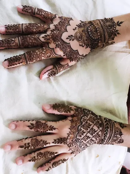 A beautiful design with different patterns on each hand, creating a unique and artistic look.