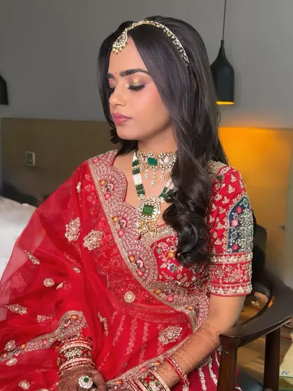 A soft, golden glow on the eyes paired with a classic red lehenga creates a warm and inviting bridal look. Here, I kept the hair in simple, open waves to balance the richness of the outfit and jewellery.
