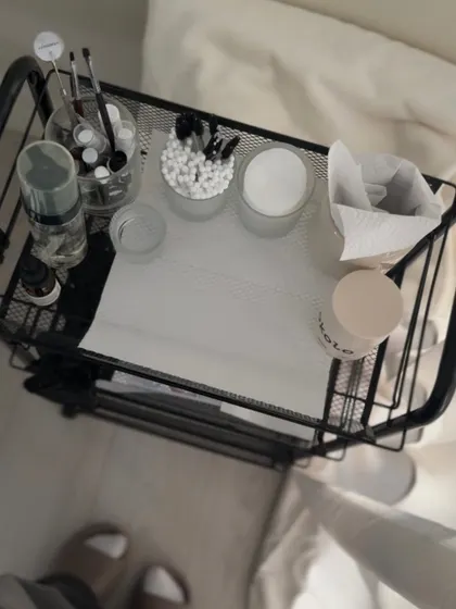 A well-organized trolley with all the necessary tools for a double eyelash lamination. We teach our students the importance of a clean and efficient setup for every procedure.