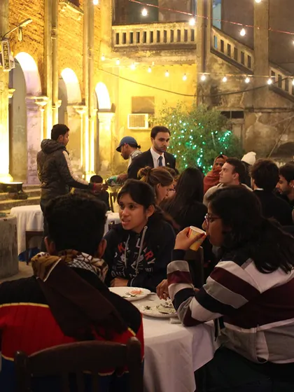 A pop-up dinner transforms the courtyard of the Nrityagraha in Chandernagore. Temporal events like this have the power to reactivate heritage spaces, making them relevant and reinforcing their cultural value for the community.