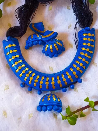 The 'hansli' set in a royal blue and gold combination.