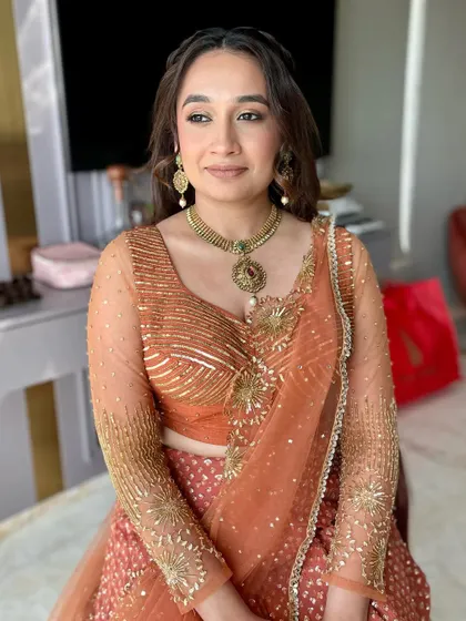 Drop-dead gorgeous in dreamy rust hues for a Garba evening. The makeup is warm and glowing.