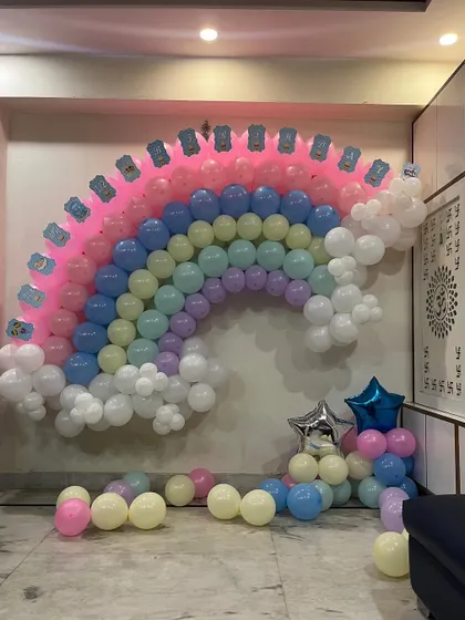 Another angle of the rainbow balloon wall, showing the cloud details made of white balloons.