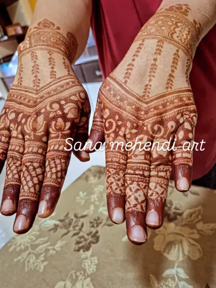 A simple yet beautiful design with a V-shape on the wrist and delicate patterns on the palm.