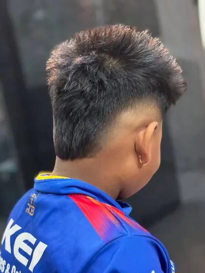The back view of the mohawk, showing the V-shaped neckline.