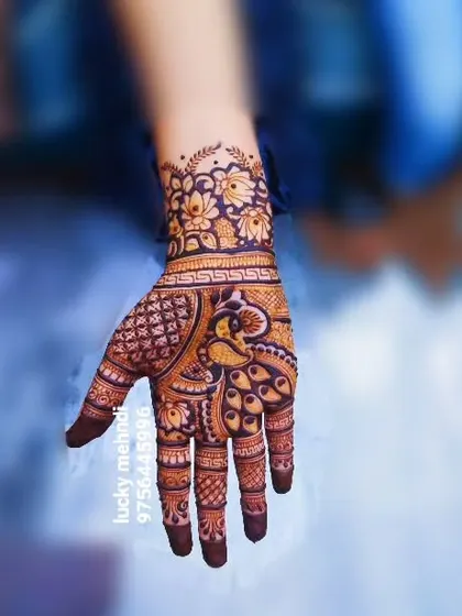 A detailed single-hand guest design. This piece combines a peacock motif with floral and paisley patterns, resulting in a rich and full look.