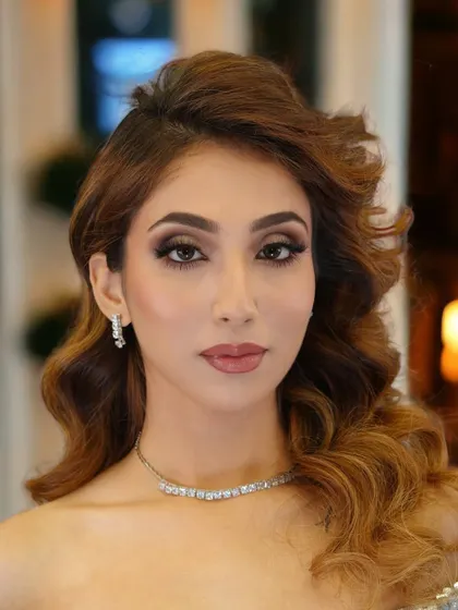 Effortlessly chic and subtly bold. This look features flawless neutral-toned eye makeup that enhances the eyes without overpowering them. ✨