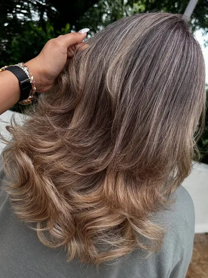 The way the light hits these blonde layers is just perfect. This is a great example of a soft, modern blonde.