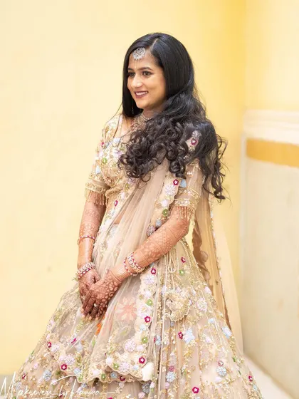Jagruthi's reception hairstyle featured soft curls, adding a touch of romance to her look.