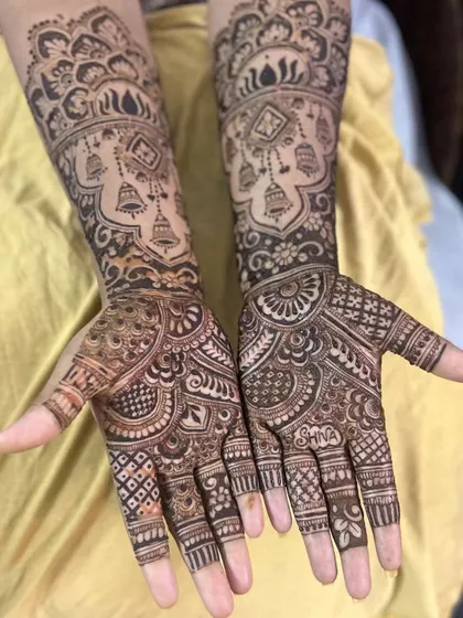 A duplicate image showing the beautiful and traditional jhumka mehendi design.