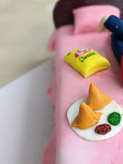 A plate of mini samosas with green and red chutney, all sculpted from fondant. These traditional snacks add a wonderful personal touch to a custom cake.