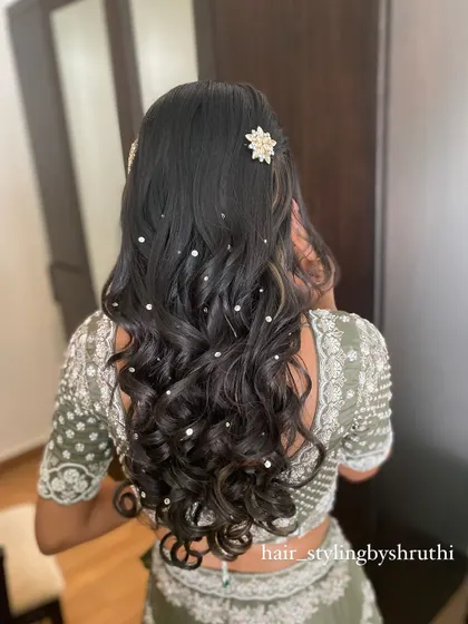 A half-up style with soft curls, adorned with scattered pearls and a star-shaped clip. This creates a celestial, dreamy effect that is both subtle and beautiful.