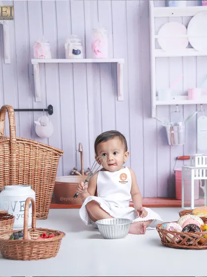 In a fully equipped mini-kitchen, this tiny chef is ready for action. The detailed set includes baskets, a whisk, and a bowl for a realistic and playful cooking scene.