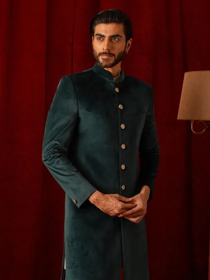 The rich texture of velvet gives this bandhgala a formal and opulent feel. It's an ensemble that is as sophisticated as the occasion you wear it to.