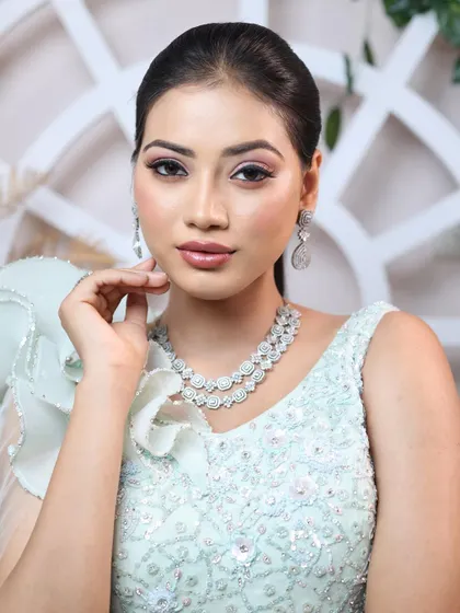 A look that is subtle, natural, and yet so glamorous. We believe in a "less is more" approach, enhancing natural features to make our clients look like a dream.