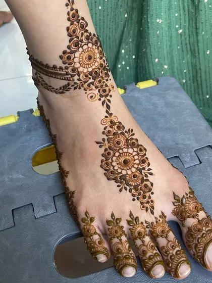 Here are more examples of my bridal foot mehendi. I can create matching designs for both feet or unique, complementary patterns, all tailored to your preference for your wedding day.