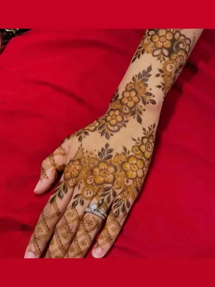 A delicate floral bail (vine) that runs along the side of the hand. This is a popular choice for guests who want an elegant and quick design.
