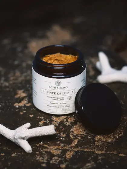 Our Spice of Life walnut scrub is a luxurious exfoliating experience for both face and body. Finely milled walnut powder buffs away dullness while wild turmeric extract leaves you looking radiant.
