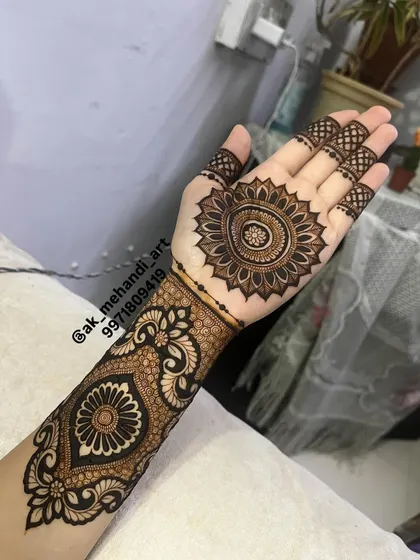 A close-up of a beautifully shaded mandala. I teach various shading techniques that add depth and a 3D-like effect to the flat design, making the artwork come alive.