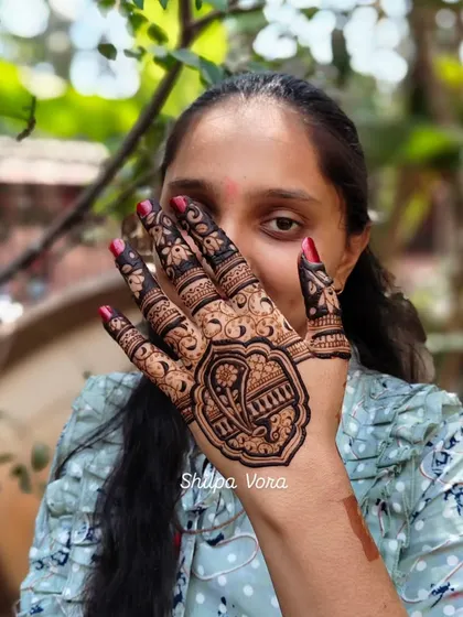 Another shot of the happy guest and her festive henna.