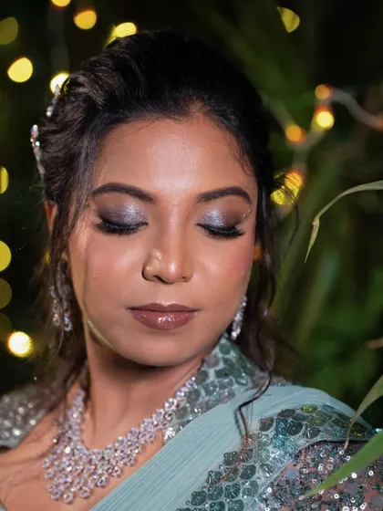 For my architect bride Shriya, we went for a fun, shade-shifting intense smokey eye for her reception. This look shows that glam can still be elegant. The focus was on creating a statement with her eyes, paired with a glossy nude lip and flawless skin that glowed under the evening lights.