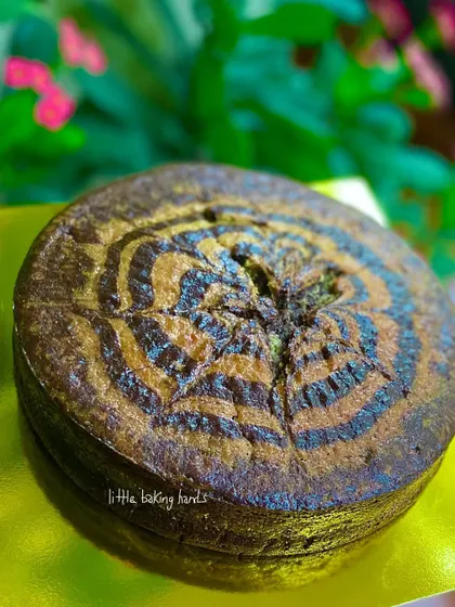 Another round marble cake, ready to go. The deep colours and beautiful pattern make it look so appealing.