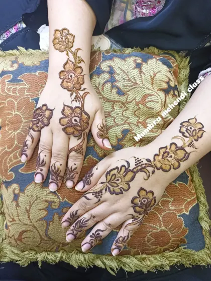 A matching set of Dubai-style floral vines for both hands.