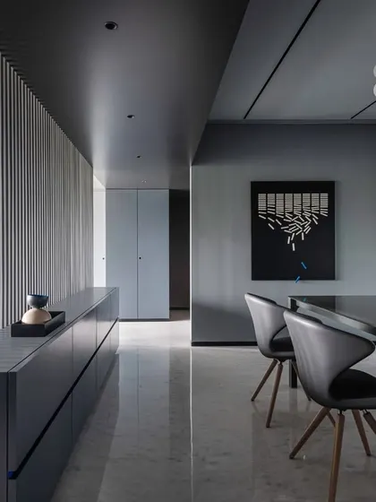 A walk through the dining space in 'A Hint of Azul'. A long, curving, and slatted partition separates the dining area from the living room, allowing natural light to filter through while maintaining a sense of distinct zones.