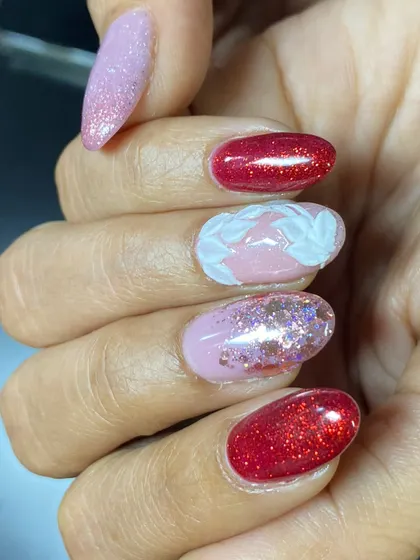 The complete look. This set is all about texture, from the glitter to the sculpted elements. A true statement manicure.