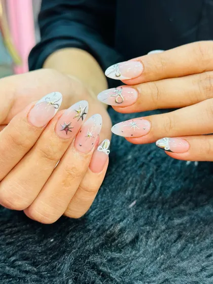 A celestial dream. This elegant set features a soft ombré base with delicate silver star and bow charms, plus a sprinkle of glitter. It’s a whimsical and sophisticated design.