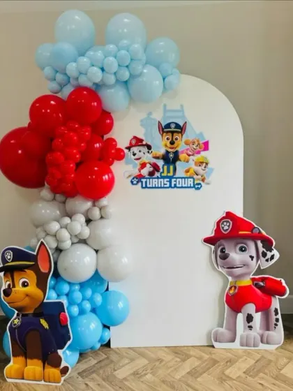 A clean and modern Paw Patrol theme featuring Chase and Marshall, with a simple arched backdrop and a red, white, and blue balloon garland.