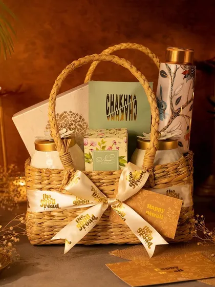 Another angle of our lovely Kauna gift basket for Diwali. The combination of textures and high-quality products makes it a truly special gift.