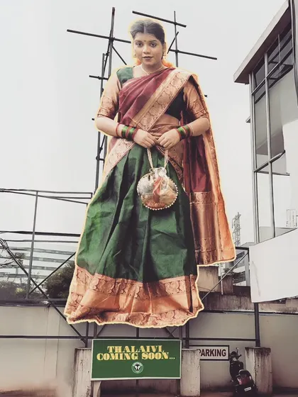 Capturing the retro vibe of yesteryear's simple and soulful festivities. We've recreated vintage Lakshmi from Raja Ravi Varma's art as utility hampers for the modern urban diva.
