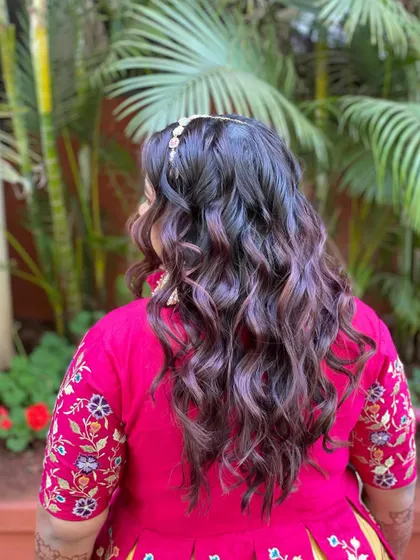 Classic beachy waves for a relaxed, pre-wedding event. This style is effortless, chic, and perfect for an outdoor celebration.