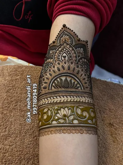 Here is the design with the henna paste still fresh. You can see the thickness of the paste that creates the 3D look.