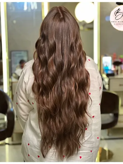 This luminous brown shine is designed to turn heads. It's a glossy, glamorous, and gorgeously rich color for those who want anything but basic hair.
