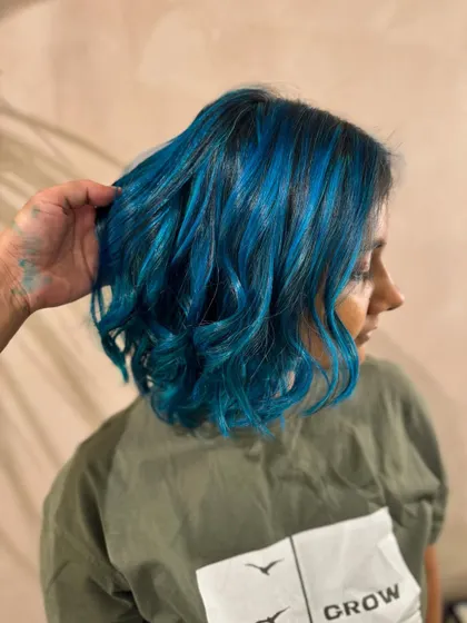 A side view of the mermaid blue hair. The color is so vibrant and eye-catching. (No filter)