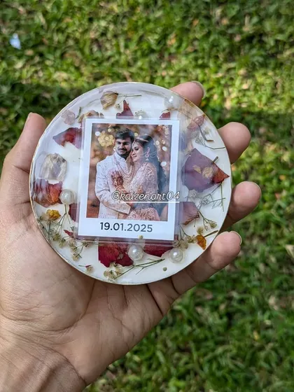 This 4-inch circular keepsake is perfect if you want something small and sweet. It features a polaroid photo, preserved red rose petals, and delicate pearls.