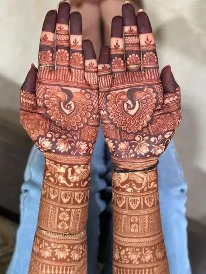 The result of my all-natural, homemade henna paste is a rich, dark stain. I guarantee a 'pakka rang' that looks stunning both in person and in your wedding photos. This is the deep maroon color you can expect.