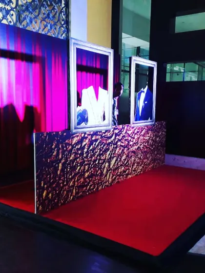 This unique display was created for a fashion brand activation, using framed mannequins and dramatic lighting. I design creative and eye-catching installations that make your product or brand memorable.