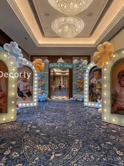 The personalized photo entrance with Disney characters Pluto and Donald Duck, creating a fun and welcoming atmosphere.