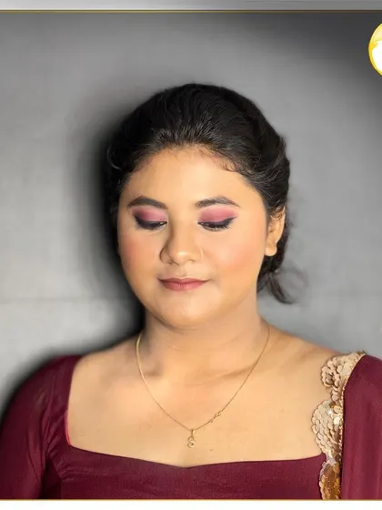 A closer look at the blended eyeshadow from my Red Smokey Eye tutorial. I teach students how to seamlessly transition colors to avoid harsh lines, creating a professional and polished finish.