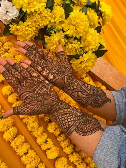 A simple yet elegant design perfect for a guest or a minimalist bride. The patterns are focused on the hands with lighter work on the arms.