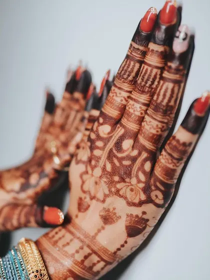 Another view of this delicate floral mehendi. The fine lines and shading showcase the artistry that goes into creating even simpler patterns.